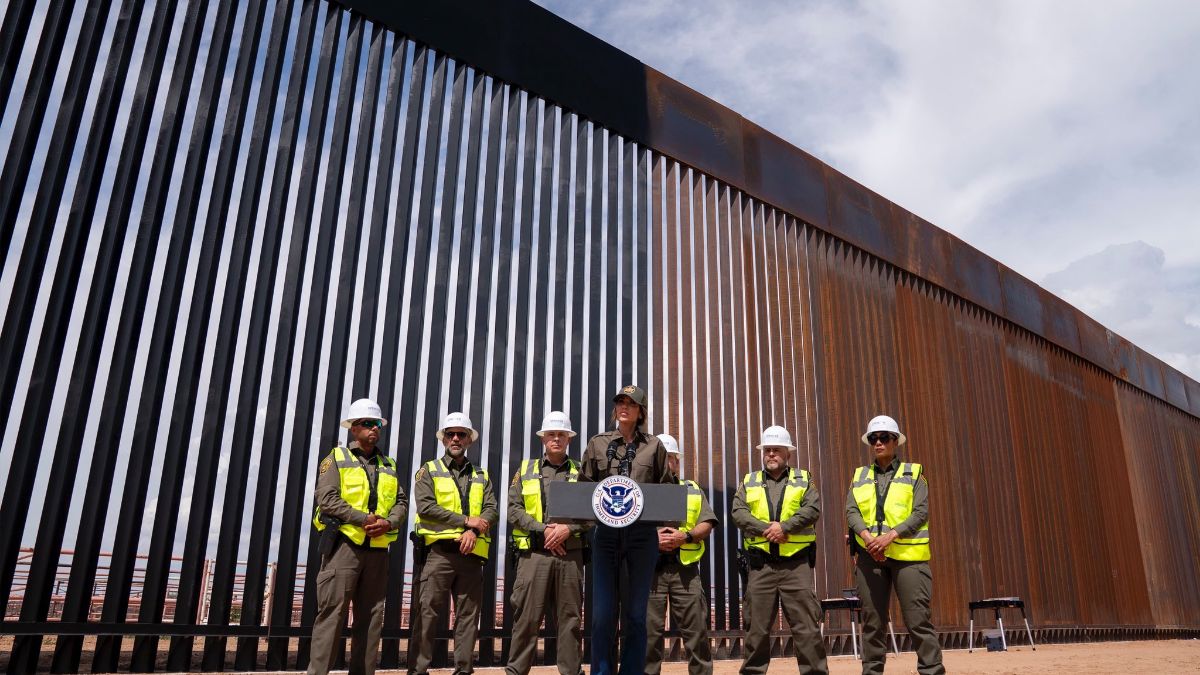 EEUU pinta de negro la valla con México para que se caliente e impida a inmigrantes escalarla