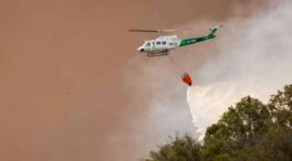 Cien efectivos trabajan en el incendio de Tarifa (Cádiz), originado en una autocaravana