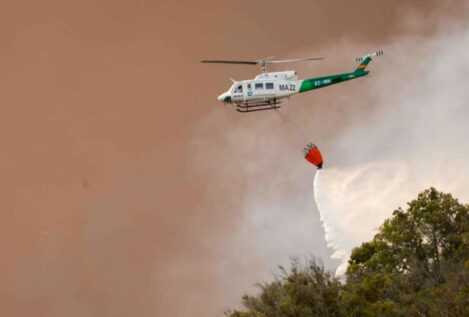 Cien efectivos trabajan en el incendio de Tarifa (Cádiz), originado en una autocaravana
