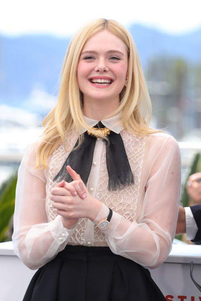 La actriz Elle Fanning con blusa con lazo negro. (Fuente: Instagram)