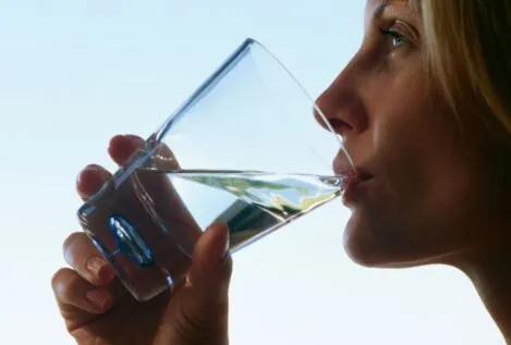 Un estudio confirma que beber menos agua de lo recomendado puede disparar tu estrés