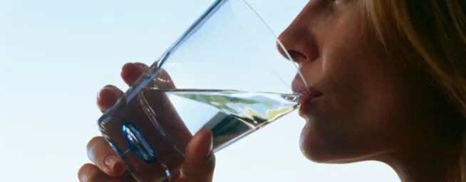Un estudio confirma que beber menos agua de lo recomendado puede disparar tu estrés