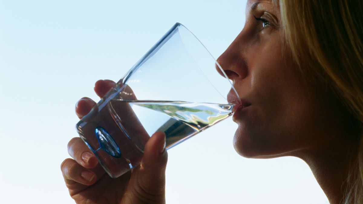 Un estudio confirma que beber menos agua de lo recomendado puede disparar tu estrés