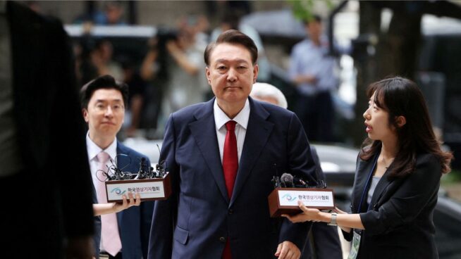 El expresidente coreano Yoon impide su arresto desnudándose delante del equipo de fiscales