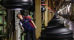 Neumáticos chinos: la invasión silenciosa a la que Bruselas quiere hacer derrapar