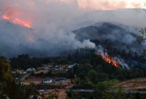 Galicia mantiene dos fuegos activos y controla grandes incendios que estaban estabilizados