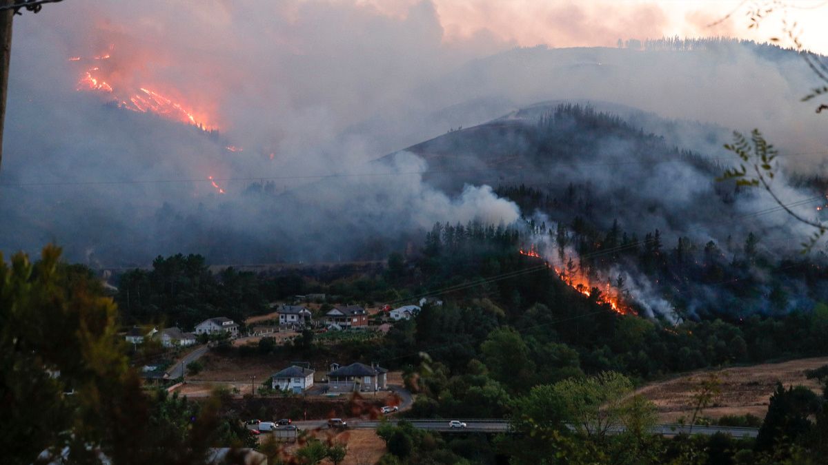 Galicia mantiene dos fuegos activos y controla grandes incendios que estaban estabilizados