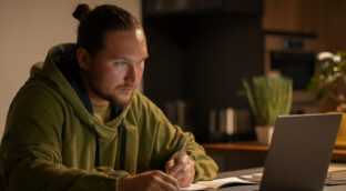 Solos en casa: los miembros de la Gen Z echan de menos la oficina para combatir el aislamiento