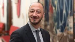 El vicepresidente del Congreso modifica su currículum oficial y lo achaca a una «errata»