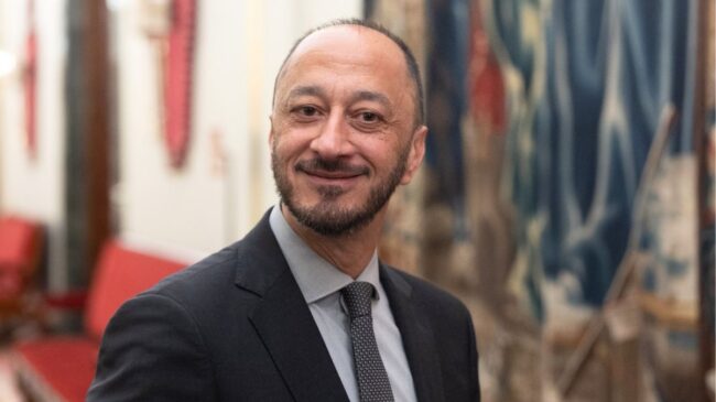 El vicepresidente del Congreso modifica su currículum oficial y lo achaca a una «errata»