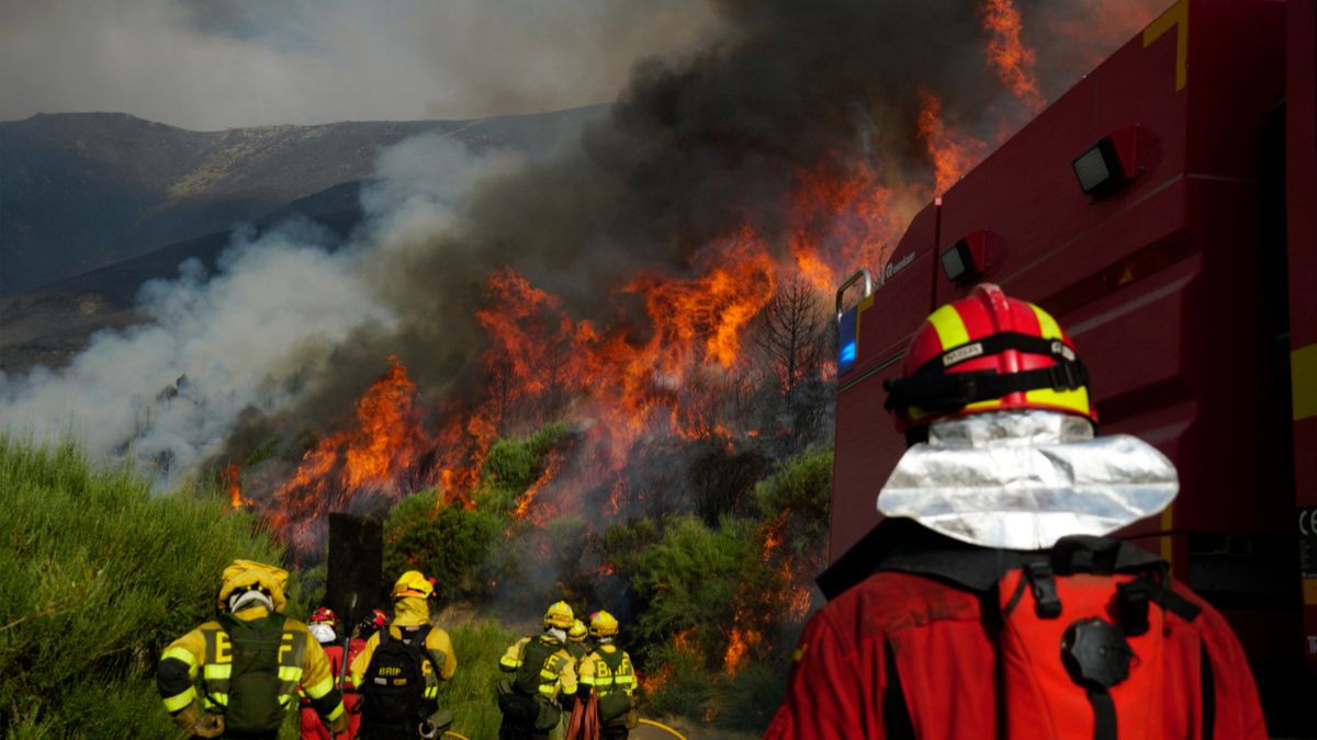 La Guardia Civil vigila con drones el fuego de Jarilla (Cáceres), que afecta a 16.800 hectáreas