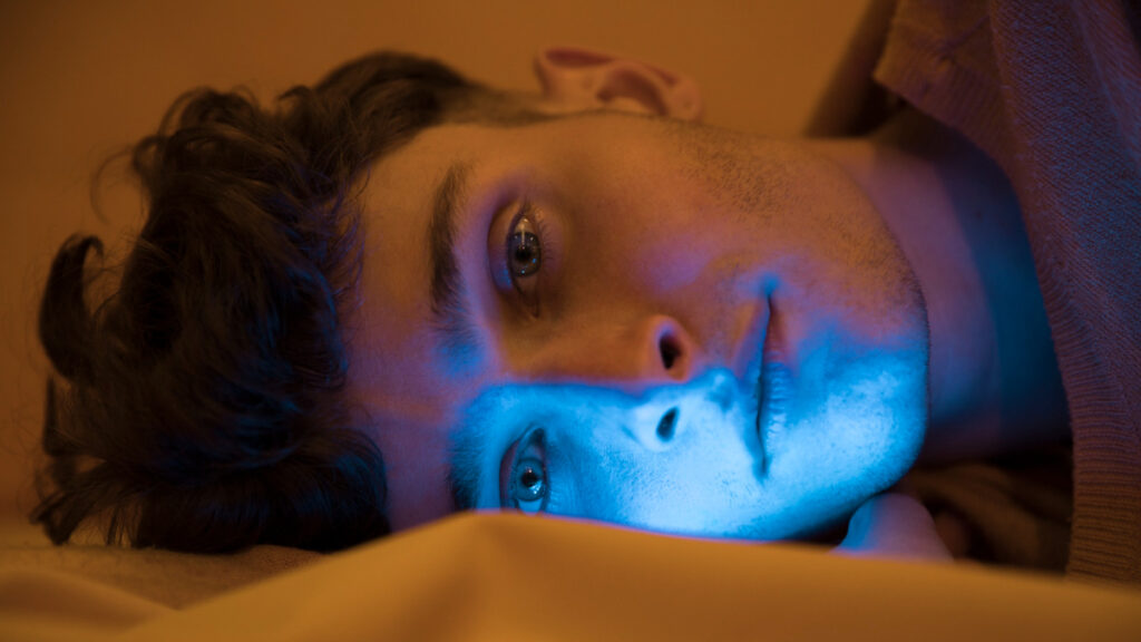 hombre-joven-pesadillas-envejecimiento-cama