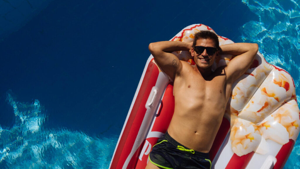 hombre-piscina-verano-cronodisrupcion