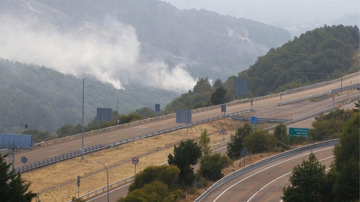 Continúan cortadas 11 carreteras por los incendios, dos de ellas nacionales