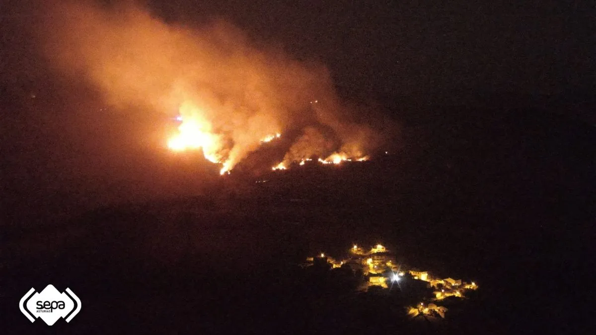 Asturias pide la ayuda de la UME ante los graves incendios activos en Cangas del Narcea
