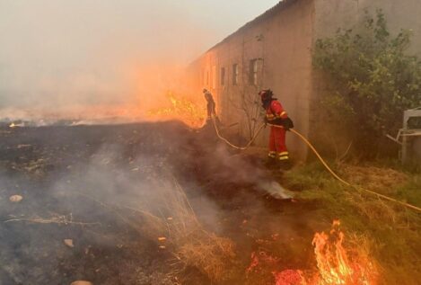 El fuego engulle el pueblo leonés de Palacios de Jamuz: «Se lo está tragando todo»