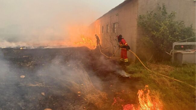 El fuego engulle el pueblo leonés de Palacios de Jamuz: «Se lo está tragando todo»