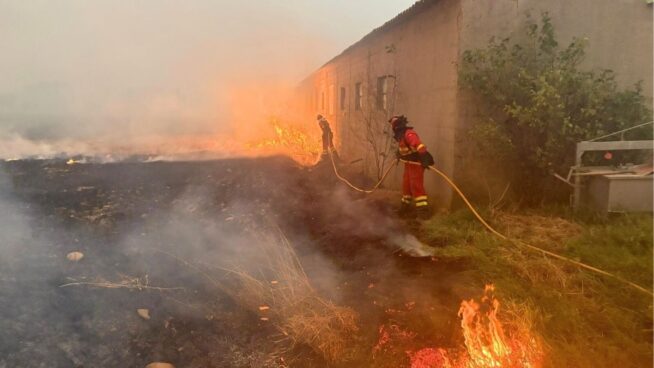 El fuego engulle el pueblo leonés de Palacios de Jamuz: «Se lo está tragando todo»