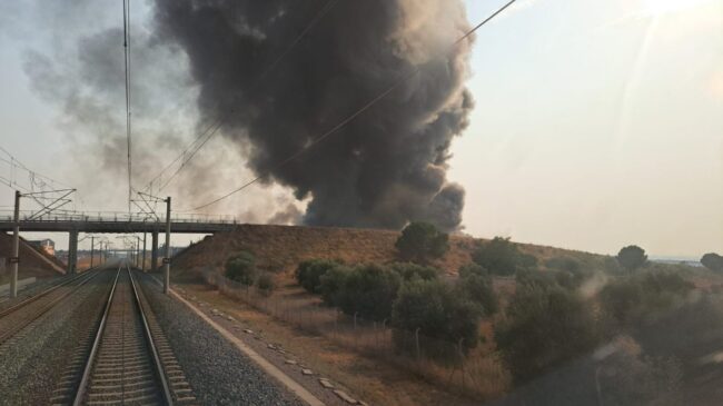Reanudada la línea de trenes entre Madrid y Andalucía por un incendio en una fábrica