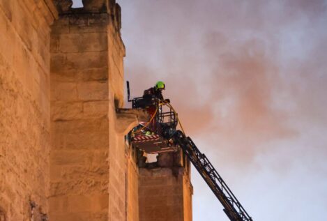 El incendio de la Mezquita de Córdoba, ya extinguido, en imágenes