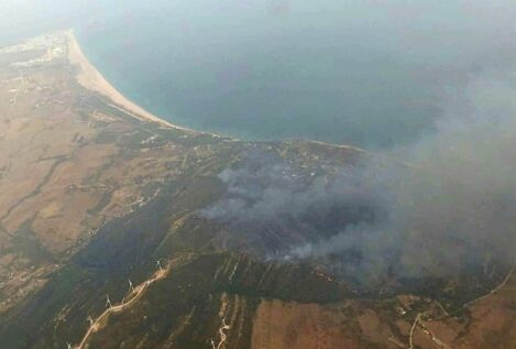 Dos nuevos incendios en Galicia y en Tarifa obligan a desalojar a miles de personas