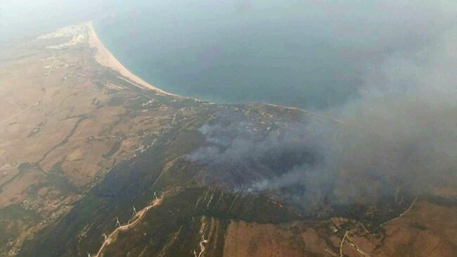 Dos nuevos incendios en Galicia y en Tarifa obligan a desalojar a miles de personas