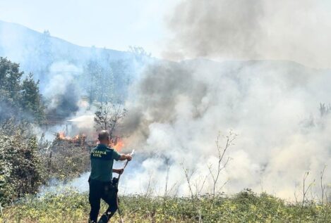 Unos 800 vecinos desalojados o confinados por el incendio que afecta a Las Médulas (León)