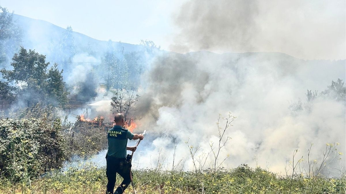 Unos 800 vecinos desalojados o confinados por el incendio que afecta a Las Médulas (León)