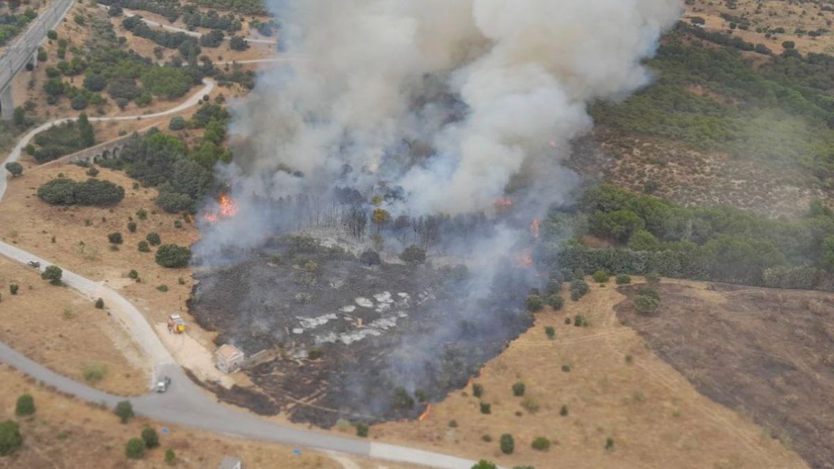 Un incendio en Colmenar Viejo (Madrid) obliga a desalojar viviendas y a desplegar 28 medios