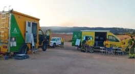 Cuatro medios aéreos se incorporan a la zona del incendio de Tarifa (Cádiz)