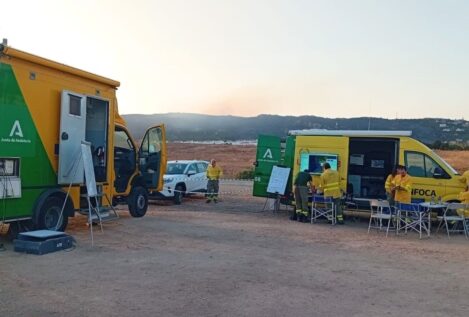 Cuatro medios aéreos se incorporan a la zona del incendio de Tarifa (Cádiz)