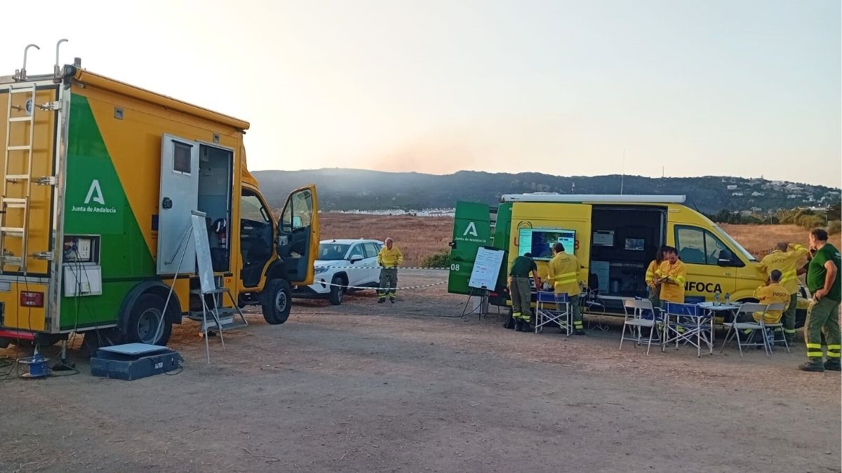 Cuatro medios aéreos se incorporan a la zona del incendio de Tarifa (Cádiz)