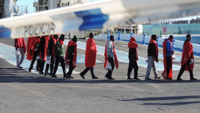 Récord de pateras en Baleares mientras el plan del Gobierno en Canarias empieza a funcionar