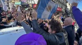 Evacuan a Javier Milei por el lanzamiento de objetos contra una caravana electoral