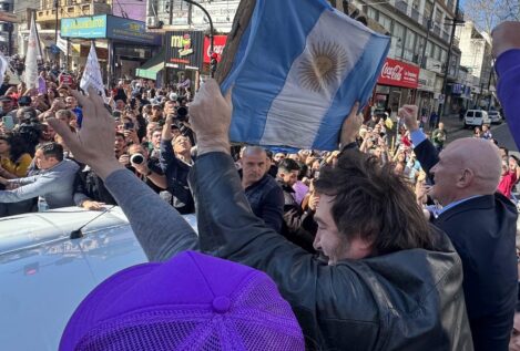 Evacuan a Javier Milei por el lanzamiento de objetos contra una caravana electoral