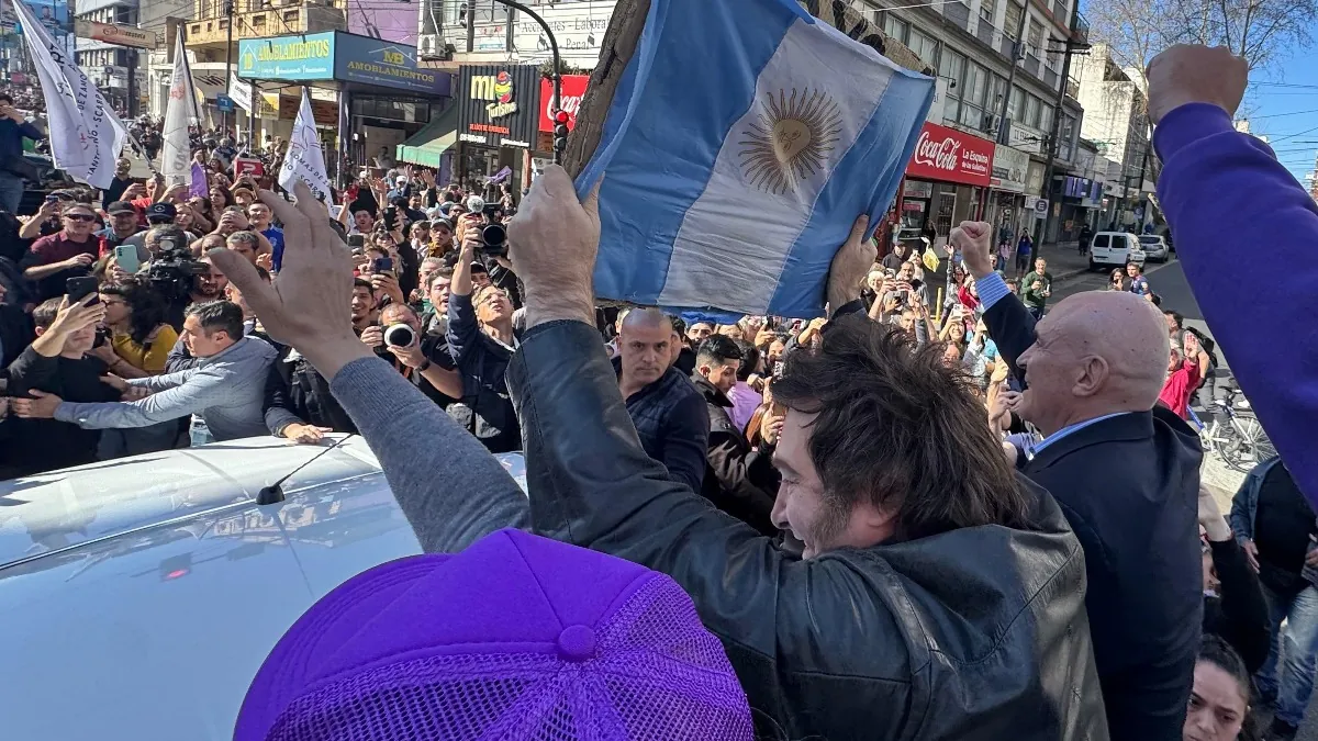 Evacuan a Javier Milei por el lanzamiento de objetos contra una caravana electoral