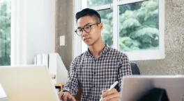 La nueva moda de los jóvenes en China: pagan por ir a una oficina y fingen que trabajan