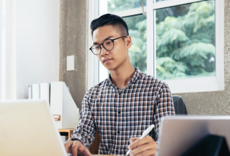 La nueva moda de los jóvenes en China: pagan por ir a una oficina y fingen que trabajan