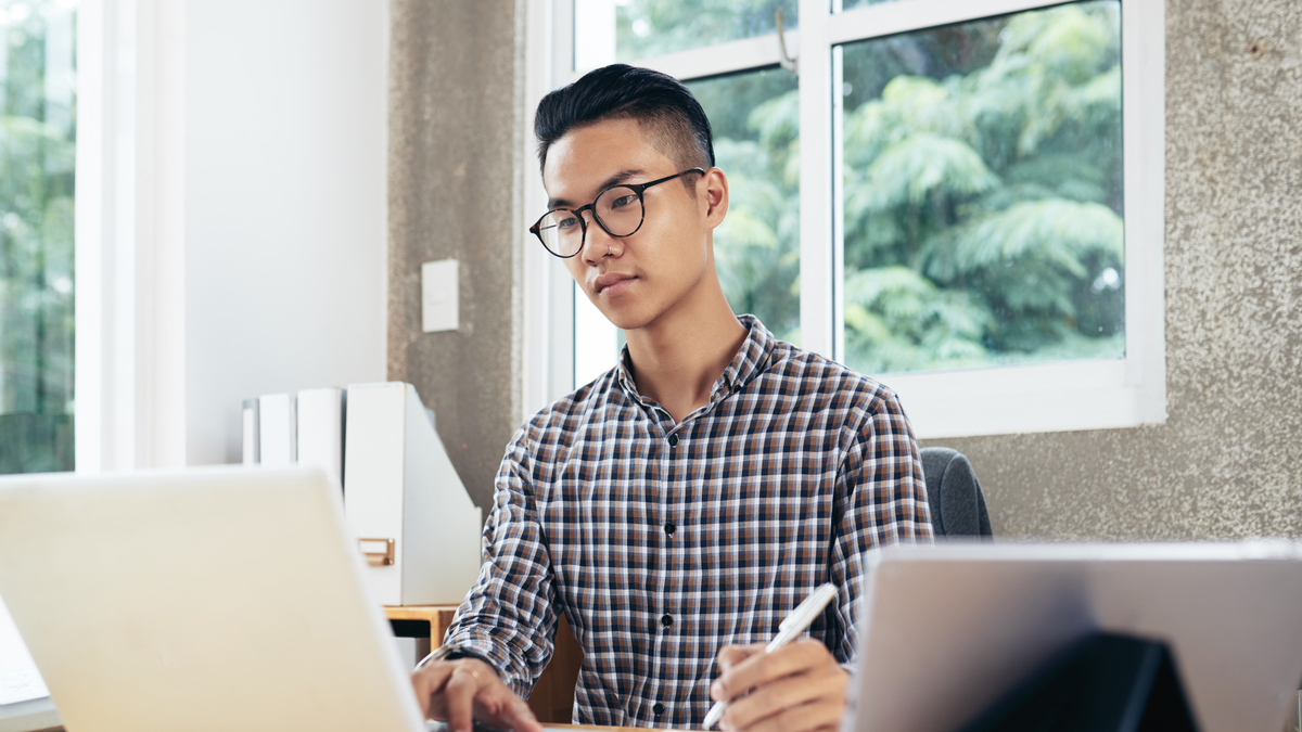 La nueva moda de los jóvenes en China: pagan por ir a una oficina y fingen que trabajan
