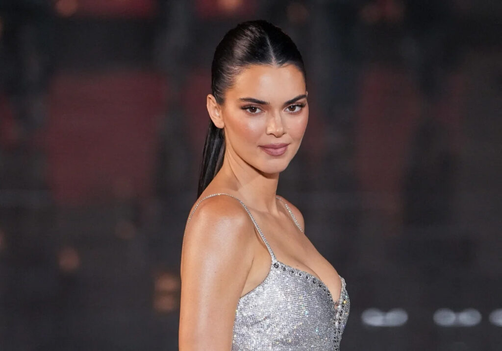 Kendall Jenner con un peinado con riesgos para la salud del pelo