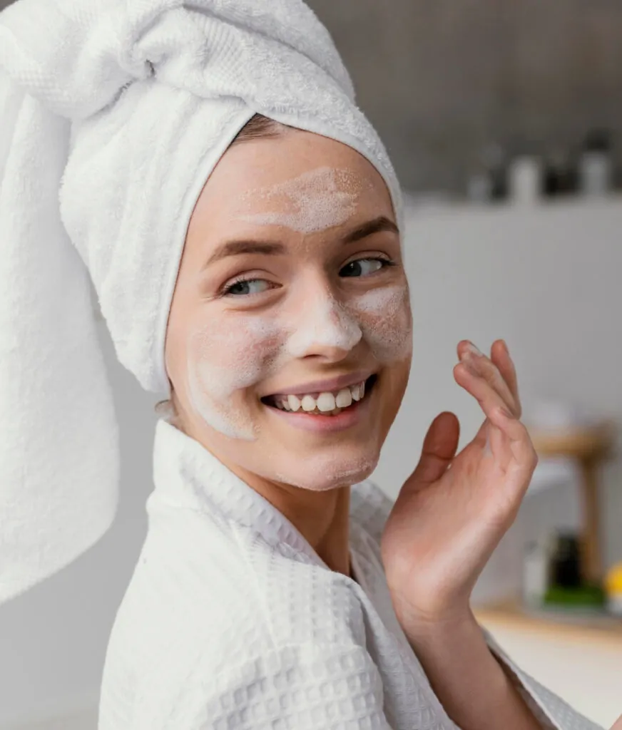 Limpieza facial previa al maquillaje. (Fuente: Freepik)