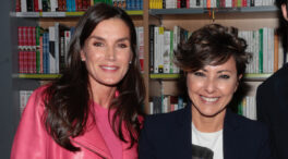 Así fue el look de la reina Letizia en la boda de su amiga Sonsoles Ónega: de morado y con chal