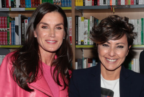 Así fue el look de la reina Letizia en la boda de su amiga Sonsoles Ónega: de morado y con chal