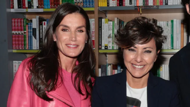 Así fue el look de la reina Letizia en la boda de su amiga Sonsoles Ónega: de morado y con chal