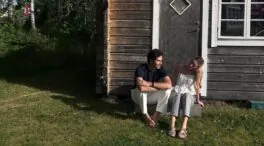 Luis Figo y Helen Svedin juegan al despiste entre lagos y 'posts': sus vacaciones en Suecia