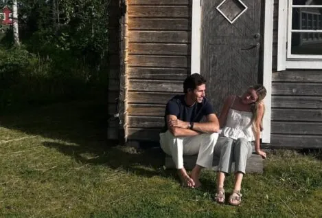 Luis Figo y Helen Svedin juegan al despiste entre lagos y 'posts': sus vacaciones en Suecia