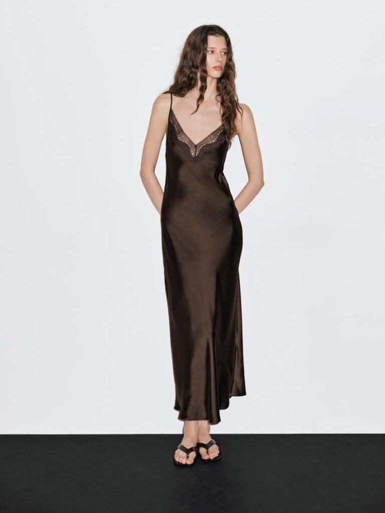 Slip dress marrón de Massimo Dutti. (PVP: 79.95€)