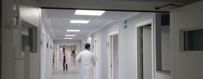 La Airef propone ligar a resultados la retribución de los sanitarios para sostener el sistema