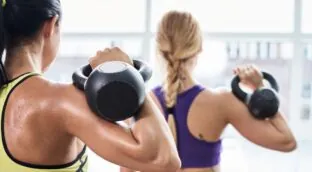 Un catedrático en ejercicio físico afirma que lo ideal es entrenar por las mañanas con fuerza