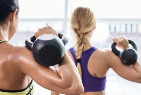 Un catedrático en ejercicio físico afirma que lo ideal es entrenar por las mañanas con fuerza